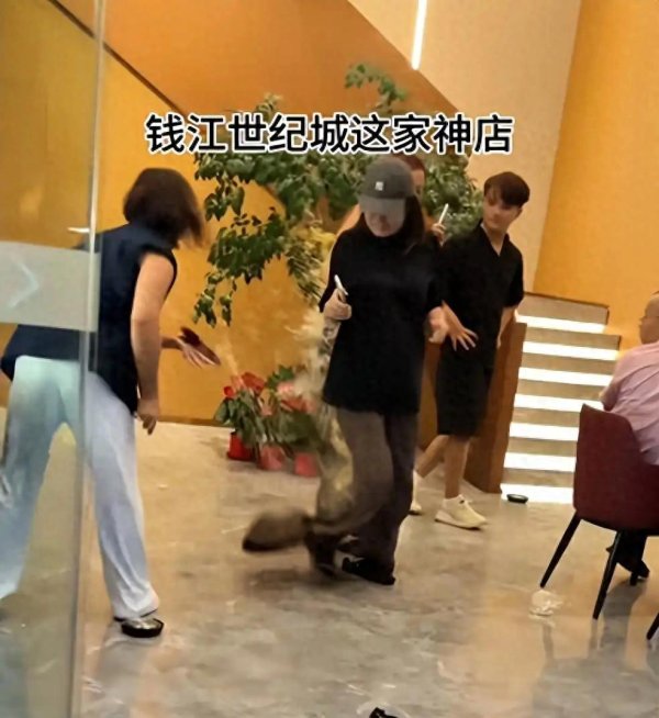 海通众合 杭州女老板砸店后续：账号被扒，前员工爆料，女老板还真不简单